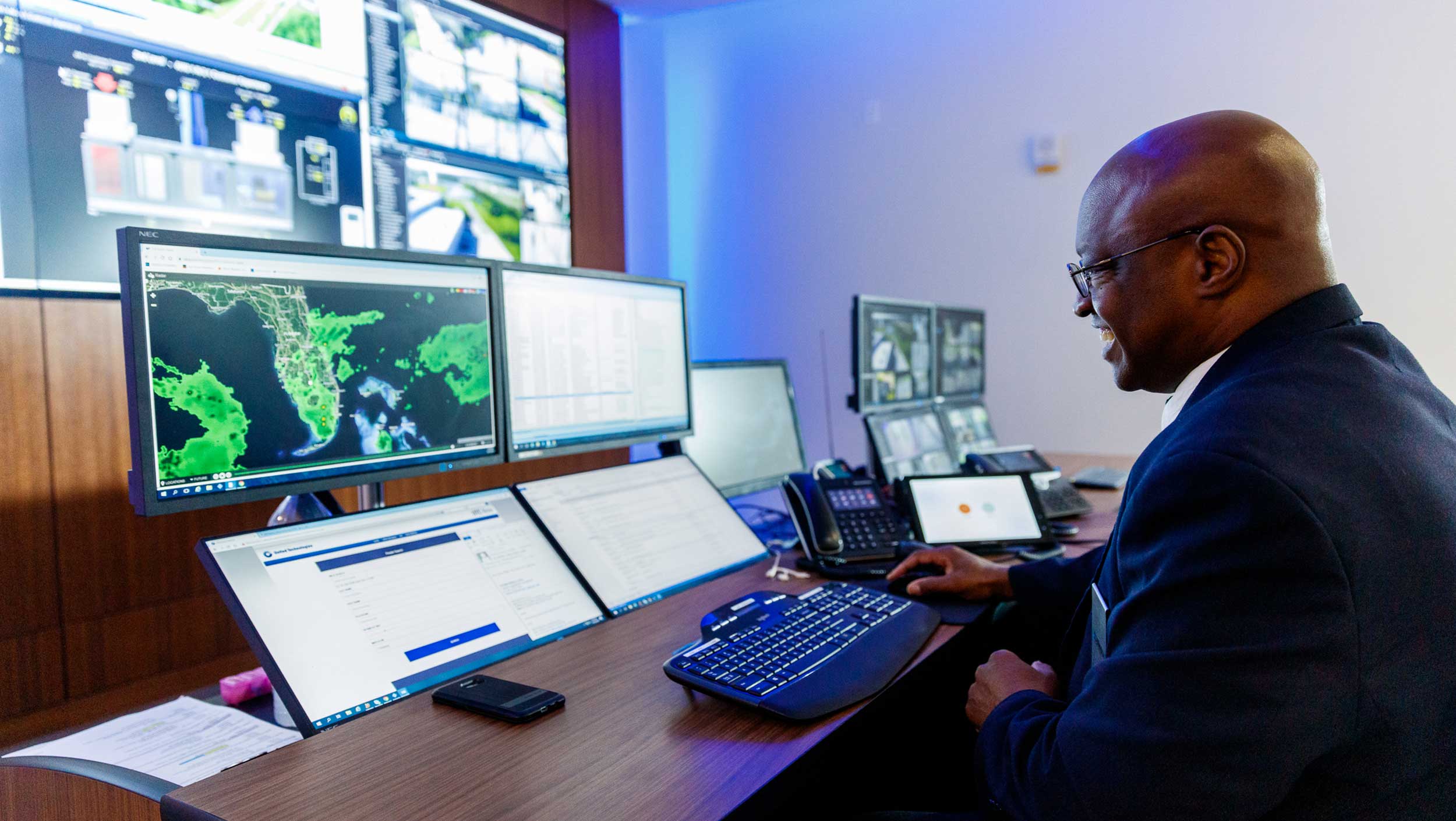 坐在桌旁使用电脑的人