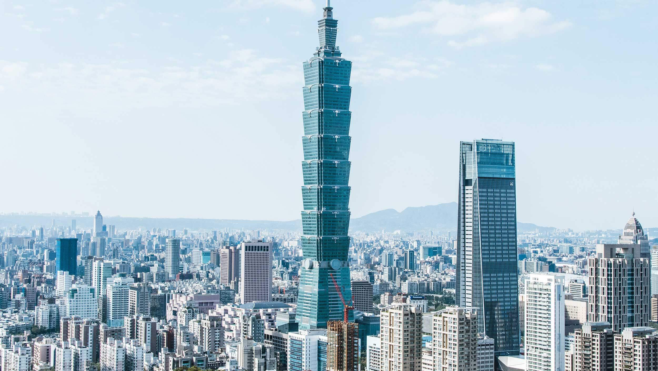 一个城市的看法有高建筑物的在背景中