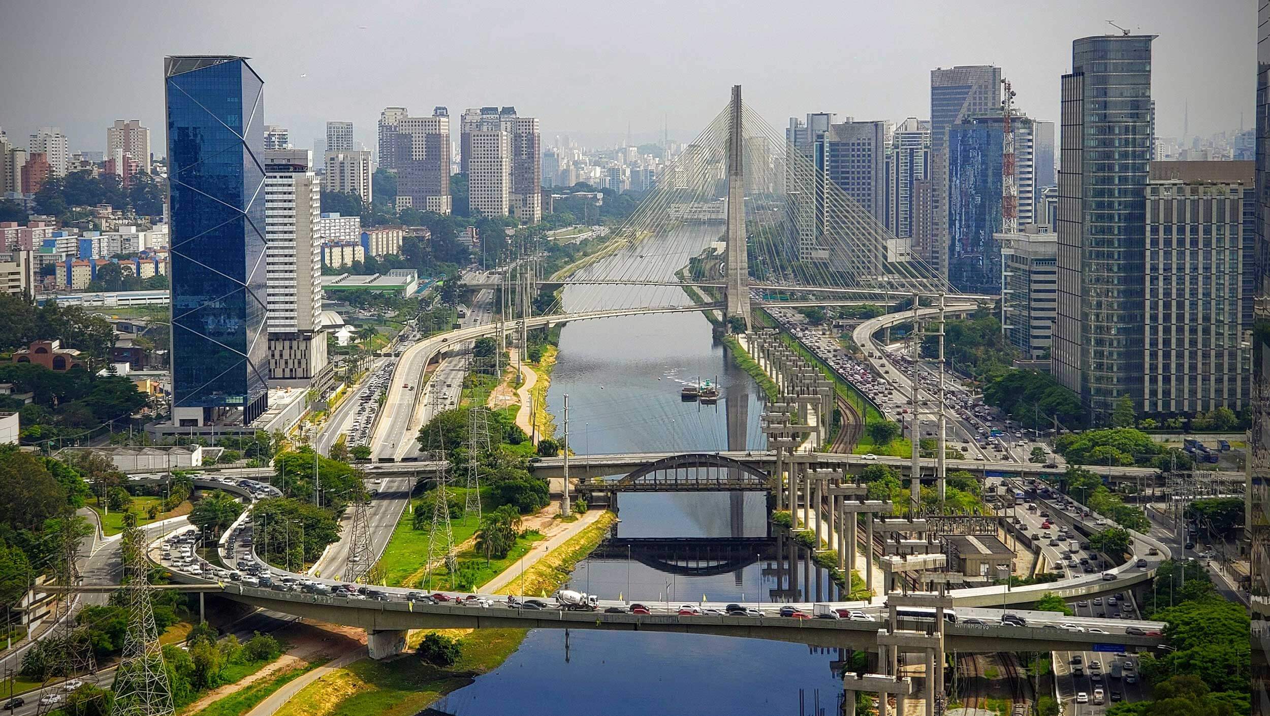 在水体的桥梁与一个城市在背景中