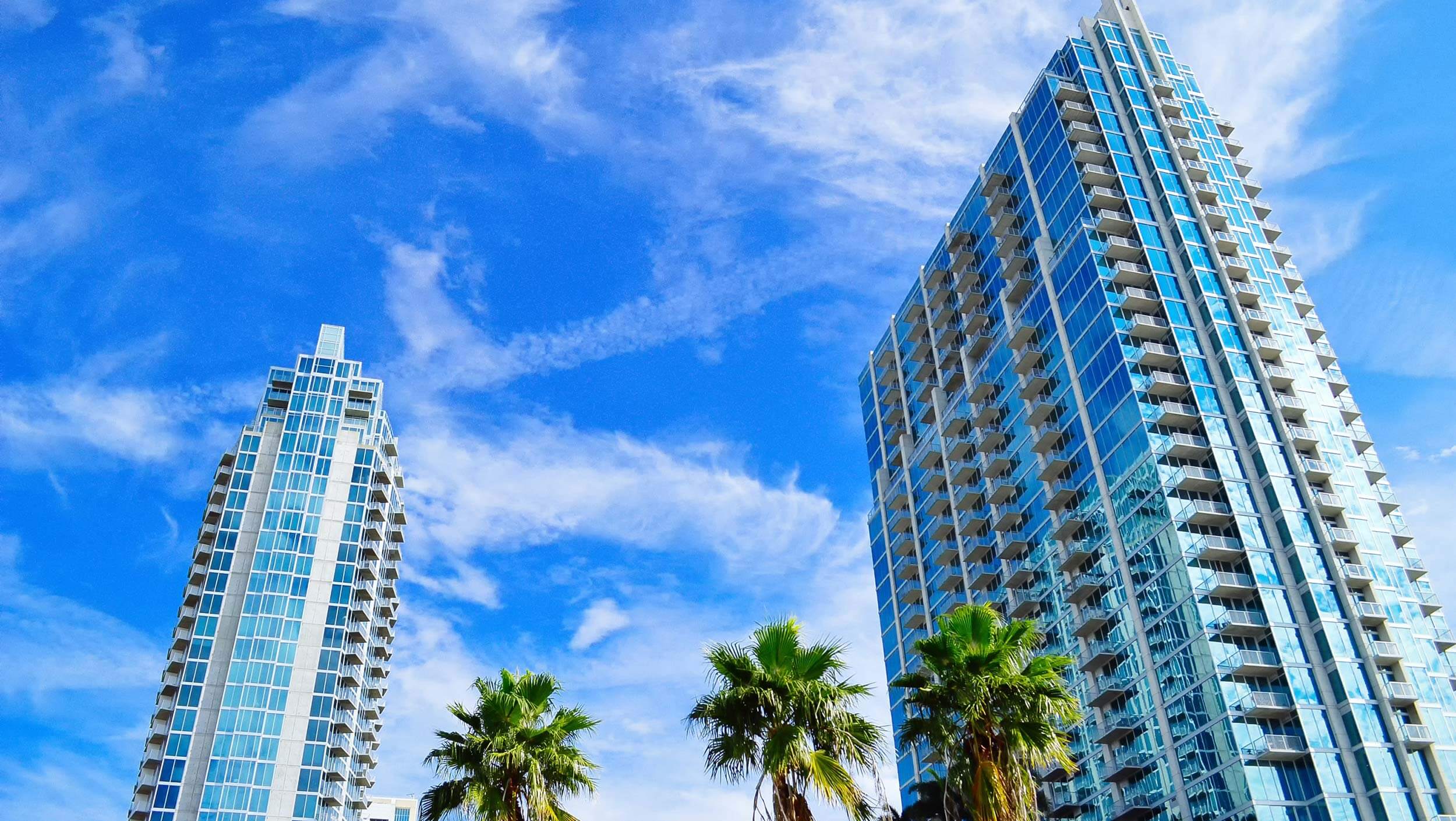 佛罗里达的一个以天空为背景的高大的塔