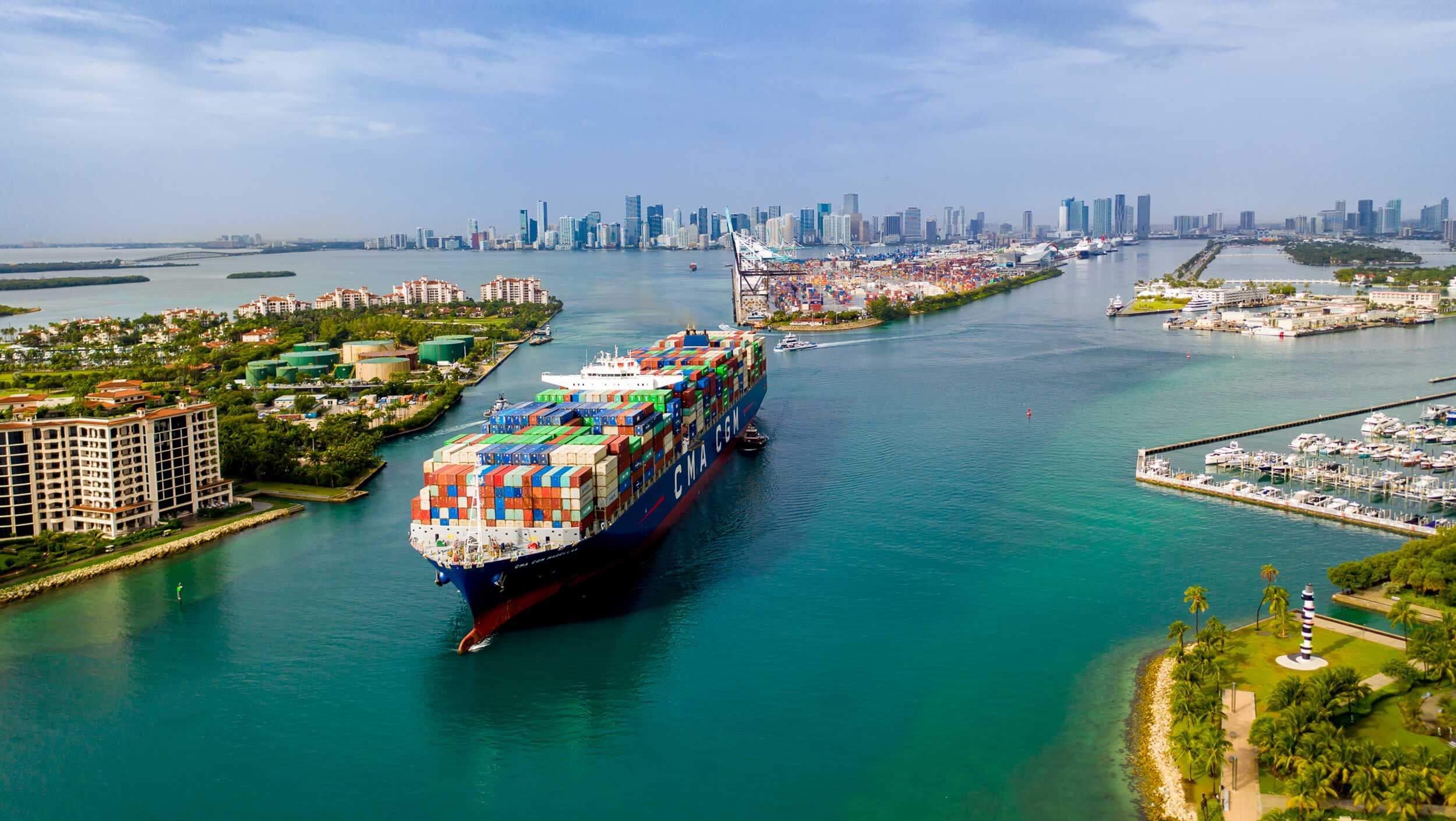 一条小船在港口旁边的水域