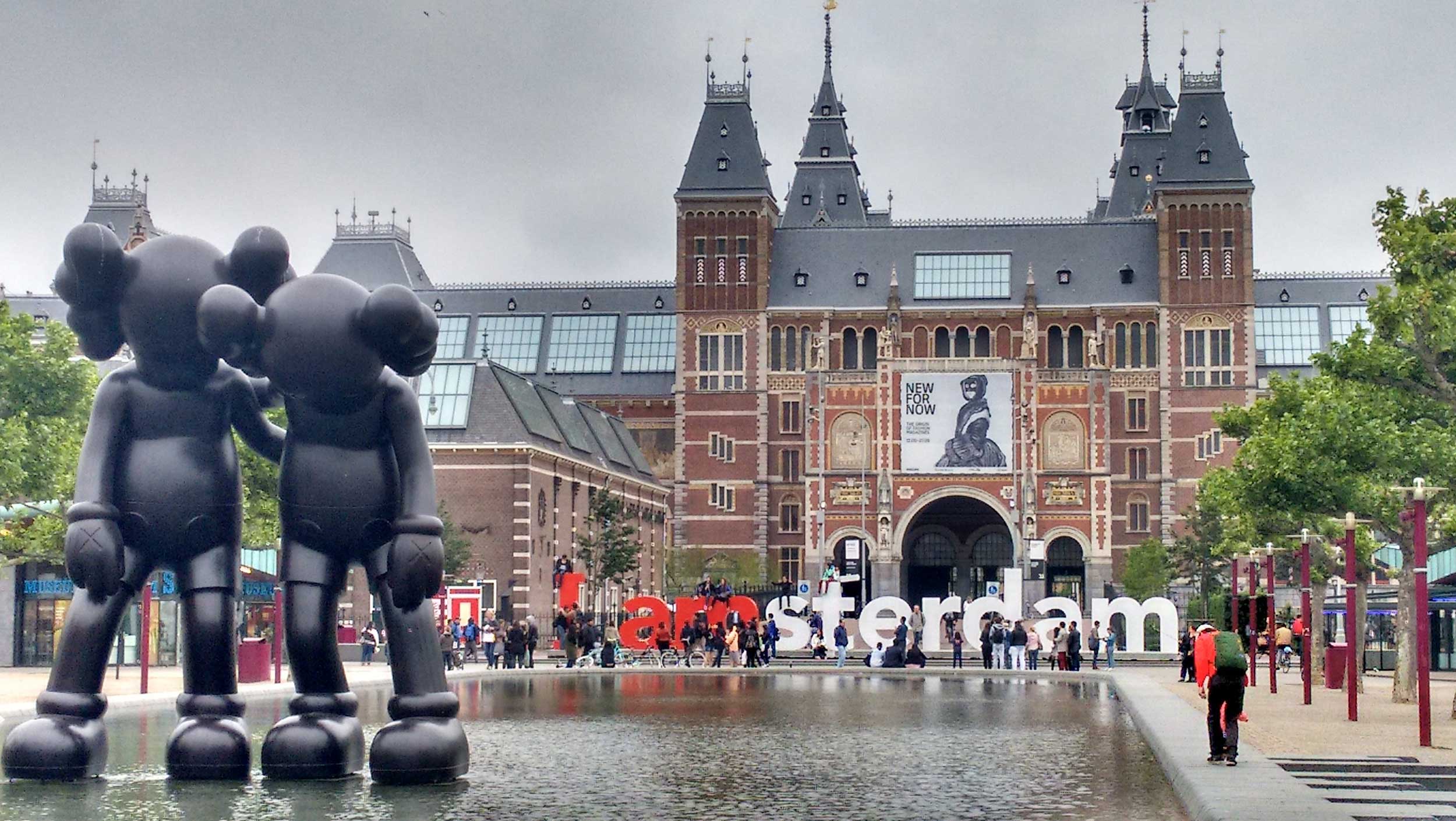一群人在rijksmuseum面前行走