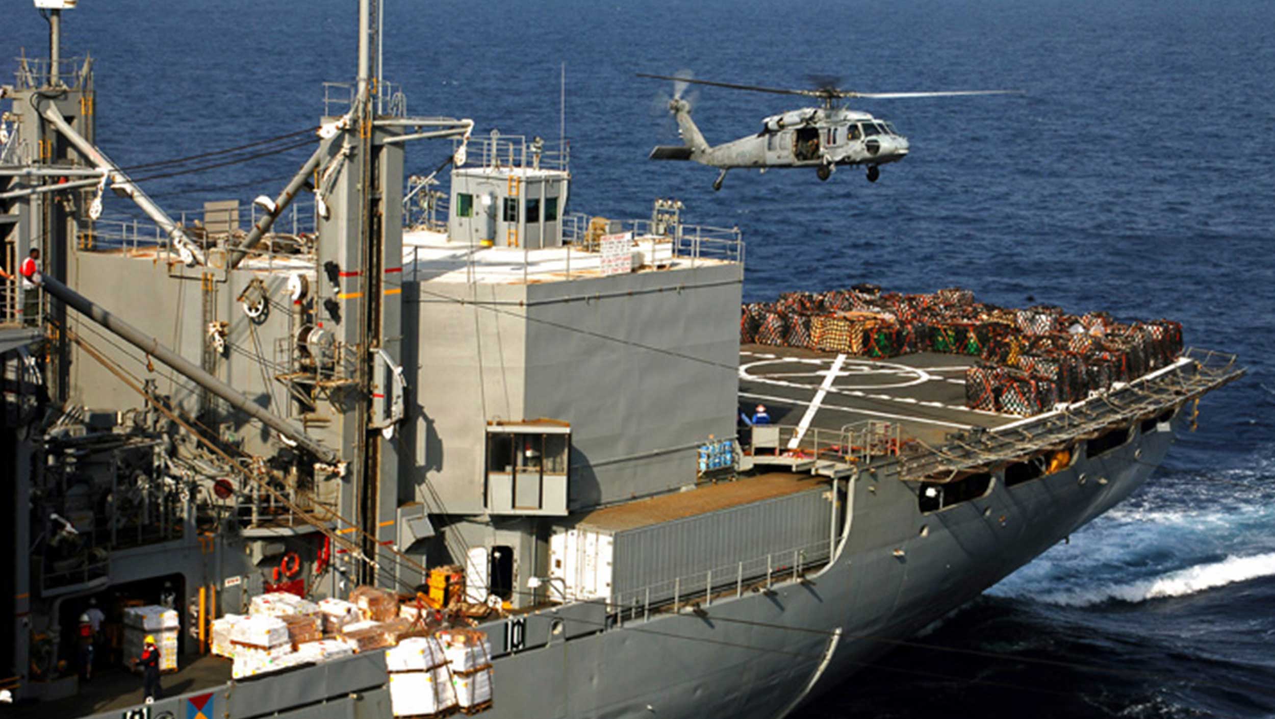 一艘大船在佛罗里达州的一块水中