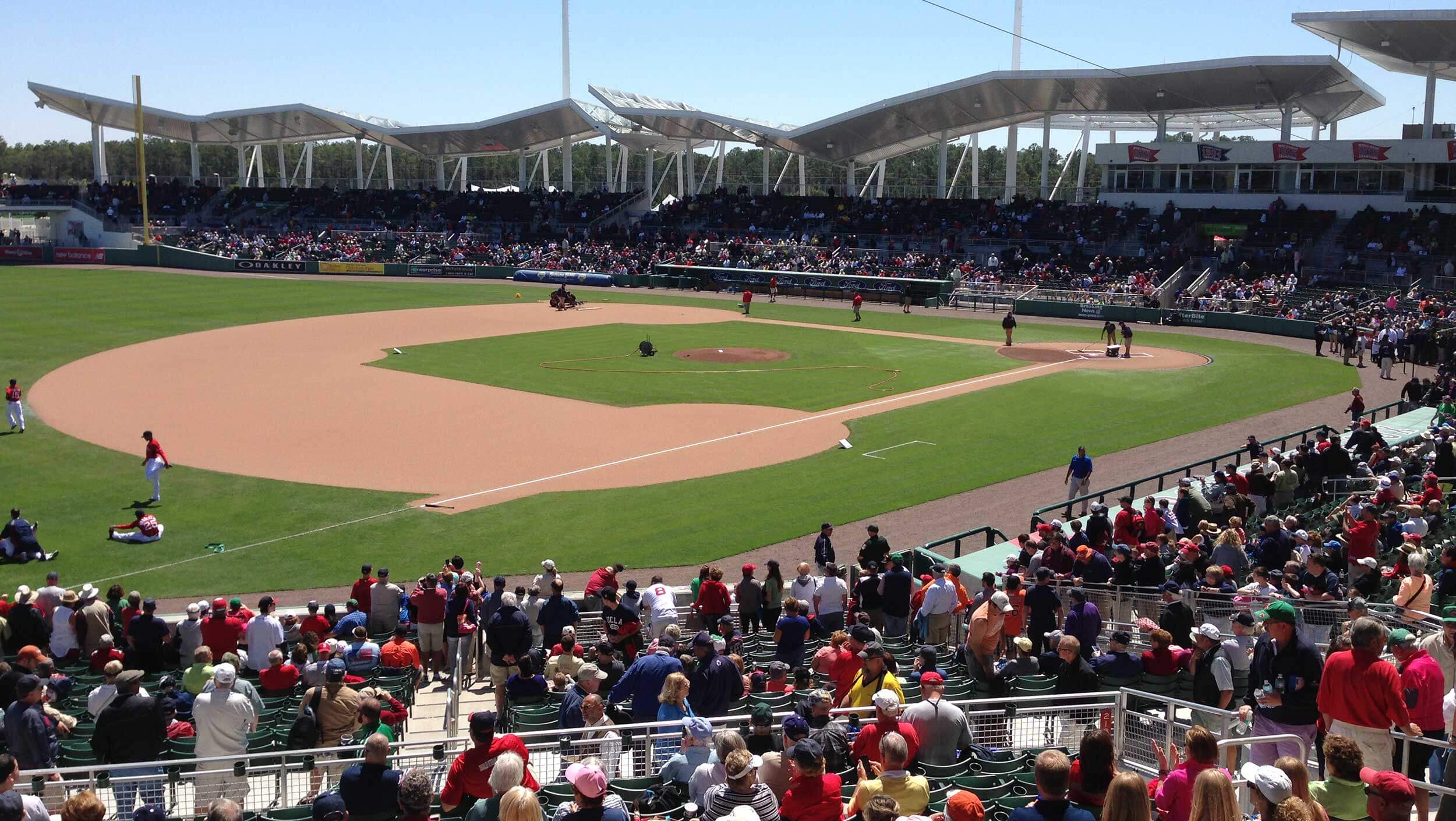 一群人坐在佛罗里达的棒球场周围