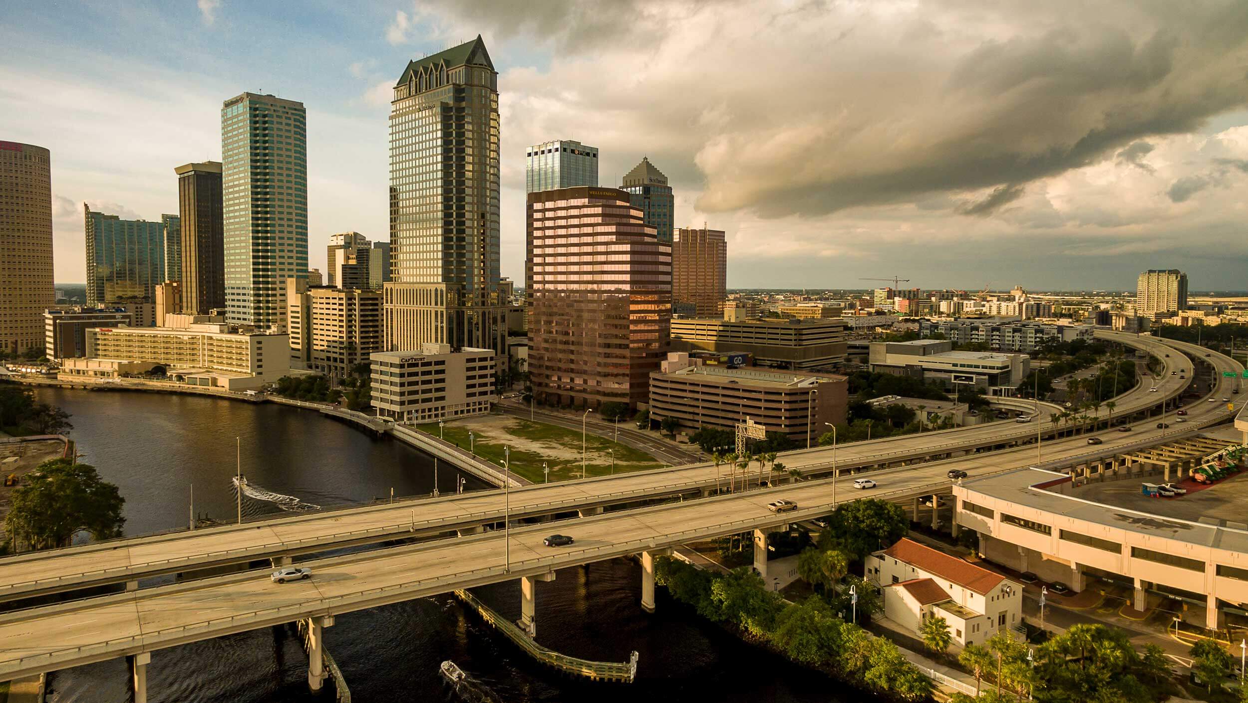 佛罗里达州坦帕的一座大桥越过海湾