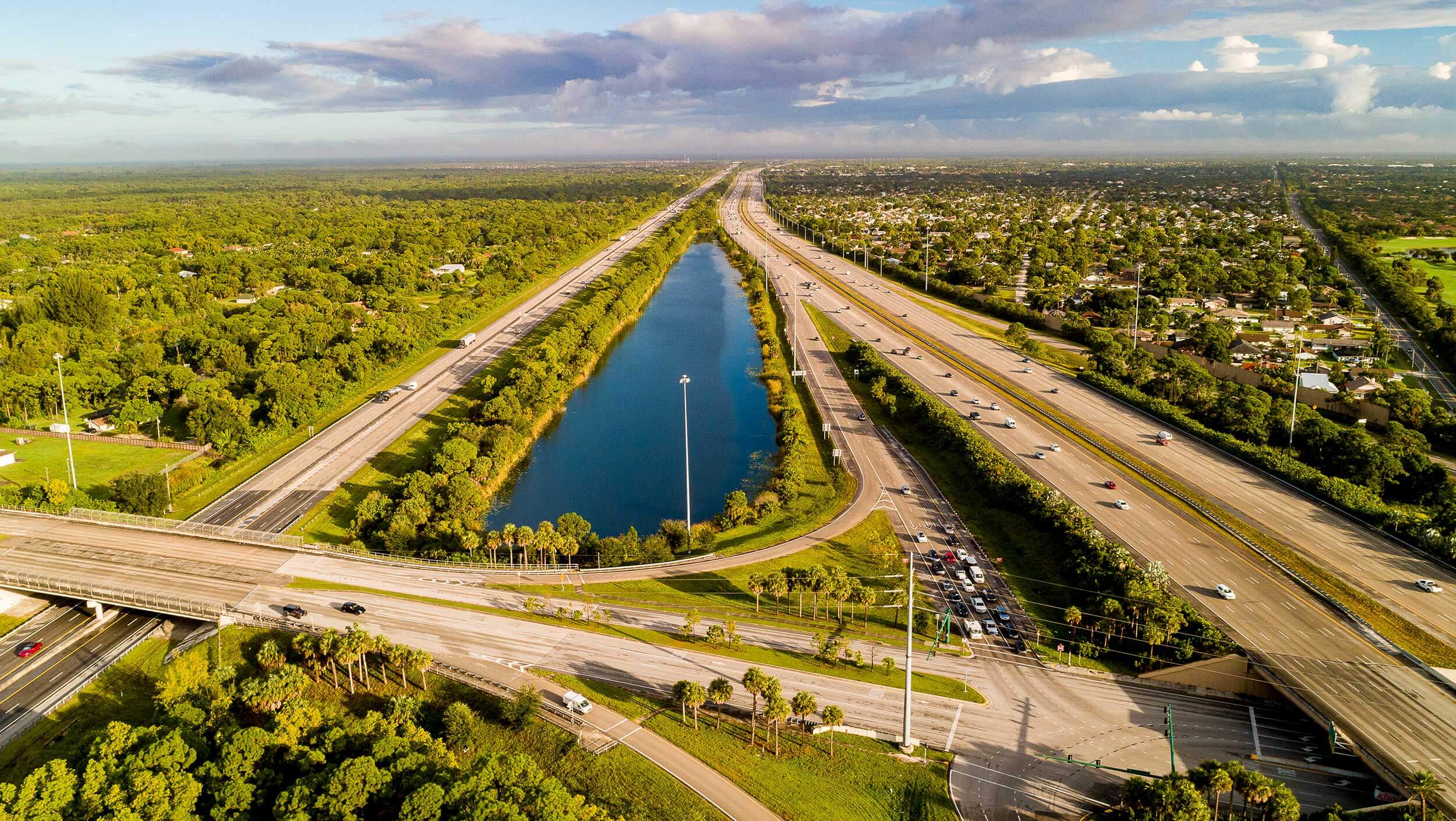相交的道路和佛罗里达州际公路视图