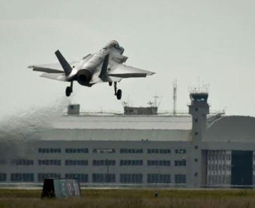 一架海军陆战队F-35B闪电II从佛罗里达州埃格林空军基地的跑道上起飞。那里的合作伙伴支持中心为美国的合作伙伴国家提供F-35的服务和测试。Samuel King Jr./美国空军