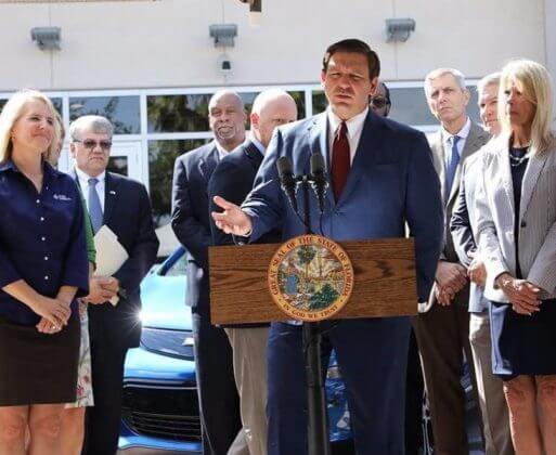 州长罗恩·德桑蒂斯宣布计划扩大佛罗里达州的电动汽车基础设施