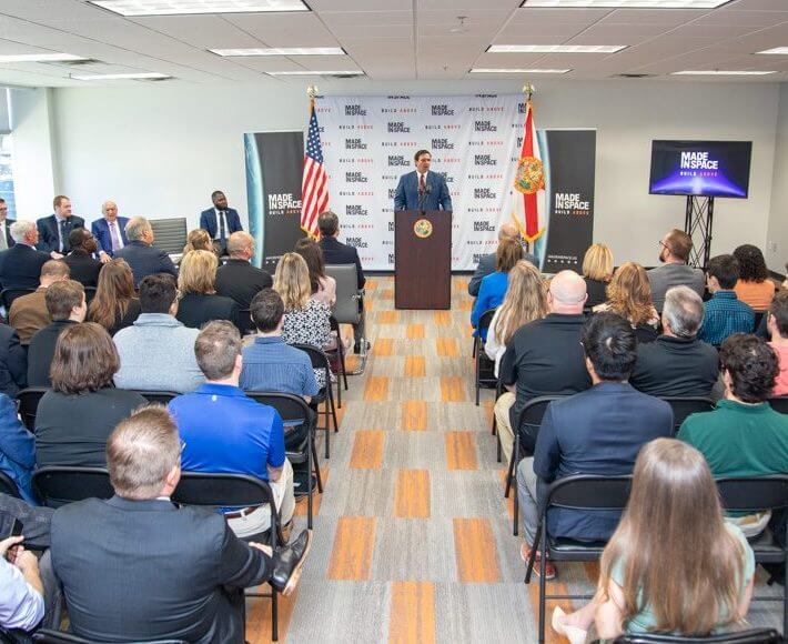 州长罗恩·德桑蒂斯宣布将“太空制造”公司总部从加州迁至佛罗里达州