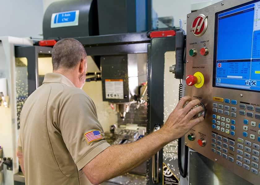 一个人站在设备前