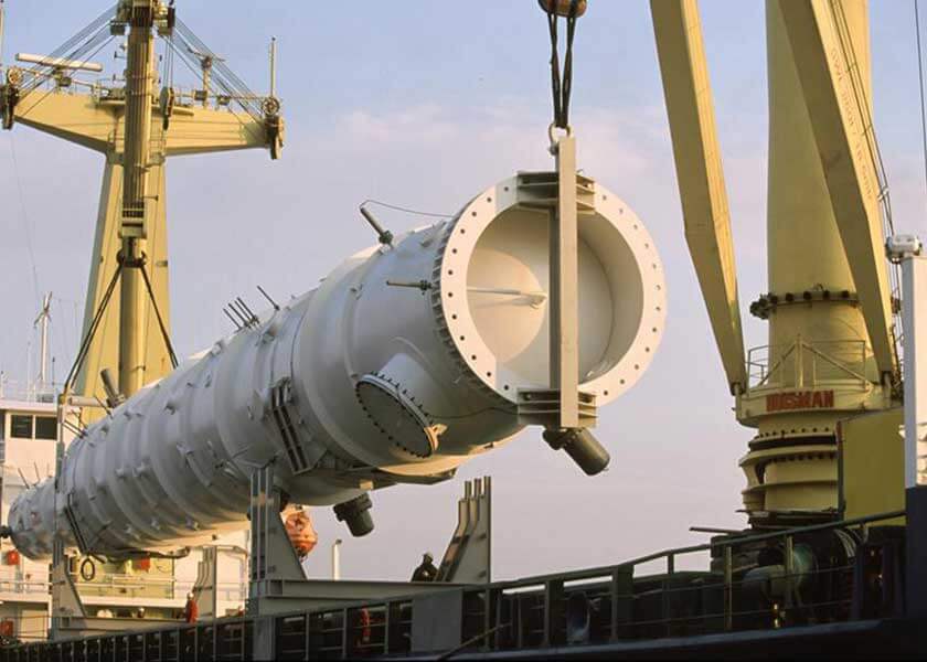 背景中一艘大船